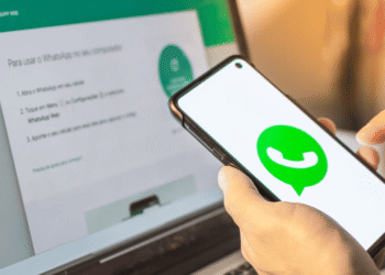 Usuário acessando o WhatsApp Web pelo celular enquanto conecta ao computador, representando novas opções de personalização.