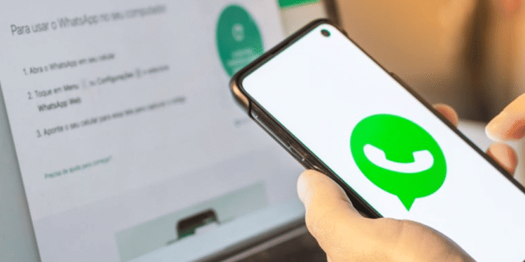 Usuário acessando o WhatsApp Web pelo celular enquanto conecta ao computador, representando novas opções de personalização.