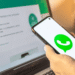 Usuário acessando o WhatsApp Web pelo celular enquanto conecta ao computador, representando novas opções de personalização.