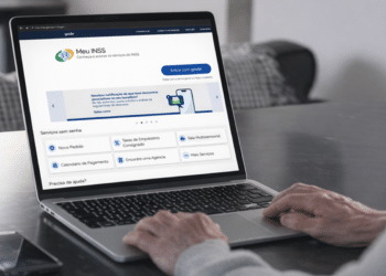 Como acessar o Meu INSS com Procuração Eletrônica - pessoa idosa usando notebook com portal Meu INSS aberto na tela