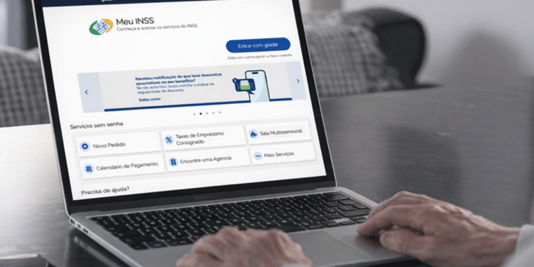 Como acessar o Meu INSS com Procuração Eletrônica - pessoa idosa usando notebook com portal Meu INSS aberto na tela