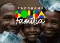 Família sorrindo com criança ao centro e logotipo do Programa Bolsa Família com cédulas de real sobre risco de mais de 3 milhões de crianças sem acompanhamento de saúde
