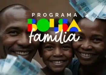 Família sorrindo com criança ao centro e logotipo do Programa Bolsa Família com cédulas de real sobre risco de mais de 3 milhões de crianças sem acompanhamento de saúde