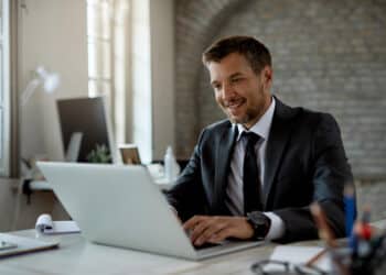 Profissional com alto salário CLT trabalhando em escritório moderno