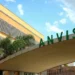 Fachada da sede da Anvisa no Brasil com destaque para alerta sobre recolhimento de protetores solares e repelentes.