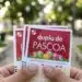 Pessoa segurando bilhetes do sorteio Dupla de Páscoa 2026, com fundo desfocado de um parque ao ar livre.