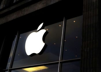 Logotipo da Apple em fachada de loja, simbolizando a inovação e o impacto do iPhone na indústria de smartphones.