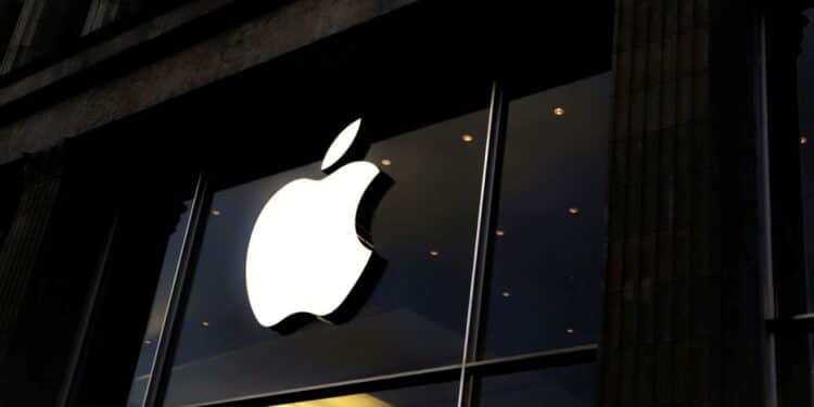 Logotipo da Apple em fachada de loja, simbolizando a inovação e o impacto do iPhone na indústria de smartphones.