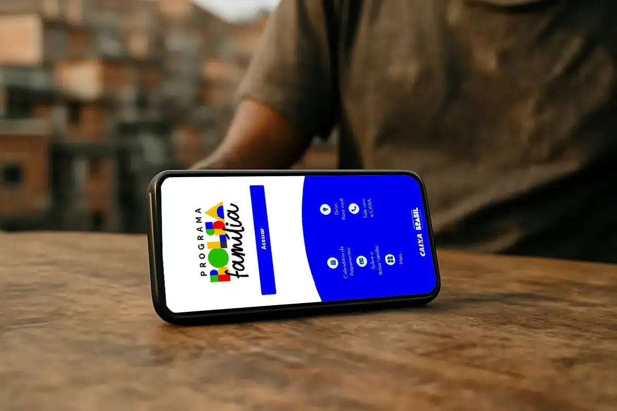 Celular exibindo interface do aplicativo do Bolsa Família com funções de consulta e benefícios