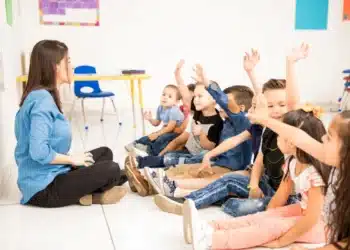 Uma novidade importante acaba de ser anunciada e promete trazer ajuda financeira para milhares de famílias brasileiras. O governo confirmou a liberação do auxílio-creche no valor de R$ 526,64, que deve beneficiar cerca de 14 mil crianças em todo o país. A medida, recém-publicada, representa um avanço no apoio à parentalidade e na valorização de trabalhadores terceirizados que atuam em órgãos públicos federais, com impacto direto na rotina de quem precisa conciliar trabalho e cuidados com filhos pequenos. Mas afinal, quem tem direito a esse auxílio? Como solicitar? E o que é preciso fazer para garantir o recebimento do valor? Continue lendo e confira todas as informações necessárias para não perder o acesso a esse benefício.