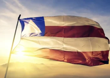 Bandeira da Bahia ao vento, simbolizando a cidade e sua identidade, representando a iniciativa da Prefeitura baiana para a doação de terrenos para famílias.