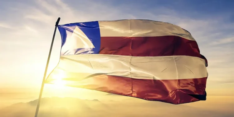 Bandeira da Bahia ao vento, simbolizando a cidade e sua identidade, representando a iniciativa da Prefeitura baiana para a doação de terrenos para famílias.