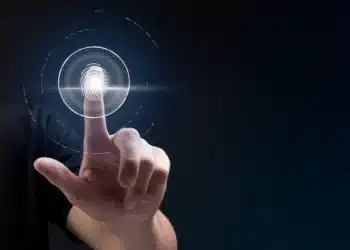 Pessoa utilizando leitor biométrico digital com impressão digital destacada - cadastro obrigatório no Bolsa Família 2026