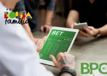 Pessoas interagindo com um dispositivo digital, mostrando uma plataforma de apostas esportivas, com o logo do Programa Bolsa Família e o logo do BPC na parte inferior.