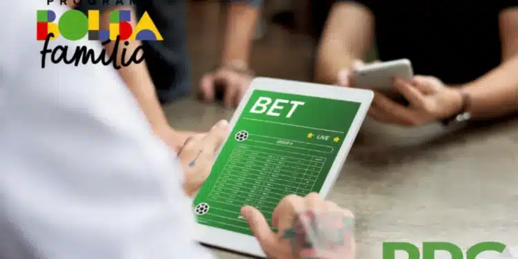 Pessoas interagindo com um dispositivo digital, mostrando uma plataforma de apostas esportivas, com o logo do Programa Bolsa Família e o logo do BPC na parte inferior.