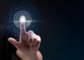 Cadastro biométrico sendo realizado por meio de leitura digital, relacionado à atualização obrigatória para beneficiários de programas sociais até 2026.