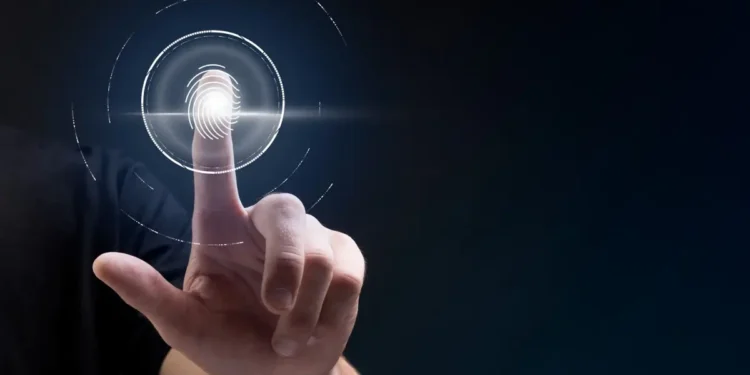 Cadastro biométrico sendo realizado por meio de leitura digital, relacionado à atualização obrigatória para beneficiários de programas sociais até 2026.