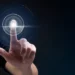 Cadastro biométrico sendo realizado por meio de leitura digital, relacionado à atualização obrigatória para beneficiários de programas sociais até 2026.