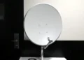 Antena satélite do Brasil Antenado, representando o programa de instalação gratuita para inscritos no Cadúnico até 13 de junho deste ano.