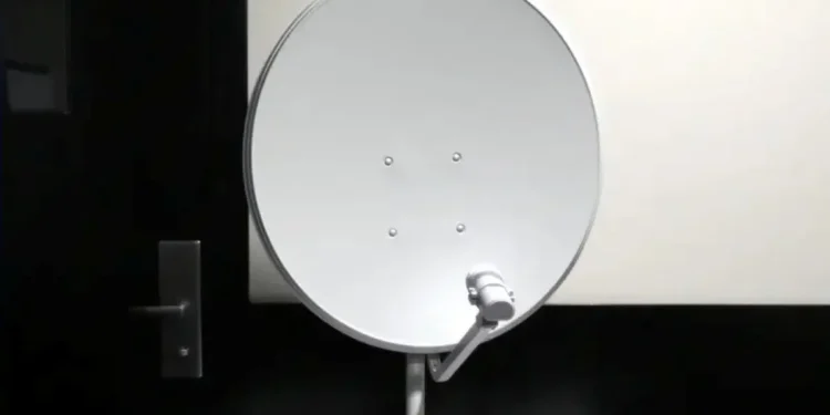 Antena satélite do Brasil Antenado, representando o programa de instalação gratuita para inscritos no Cadúnico até 13 de junho deste ano.