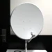 Antena satélite do Brasil Antenado, representando o programa de instalação gratuita para inscritos no Cadúnico até 13 de junho deste ano.