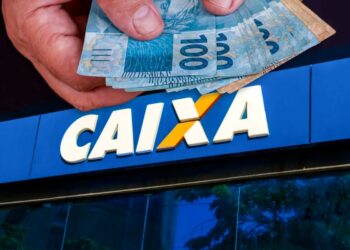 Imagem de uma agência da Caixa Econômica Federal, com uma mão segurando notas de R$ 100, representando o valor de R$ 300 a ser depositado pela Caixa.