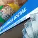 Fachada azul do Instituto Nacional do Seguro Social — Edifício Sede, com notas de R$ 100 reais e o logotipo do INSS ao fundo, representando o pagamento antecipado do 13º salário do INSS em abril e maio de 2026