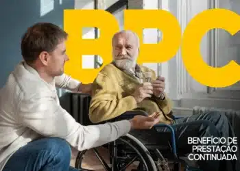 Homem idoso em cadeira de rodas recebe copo de água de cuidador ao lado da sigla BPC em amarelo