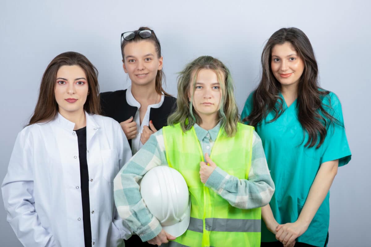 Quatro mulheres uniformizadas representando profissões em destaque até 2030, entre elas saúde, construção civil, engenharia e administração