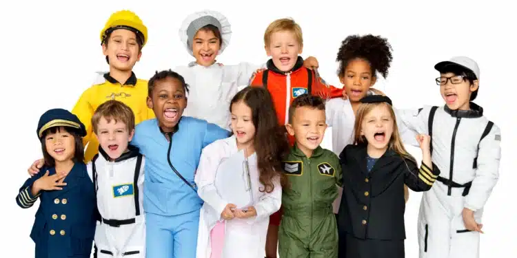 Crianças usando fantasias de profissões como médico, astronauta, piloto e engenheiro representando sonhos profissionais da infância.