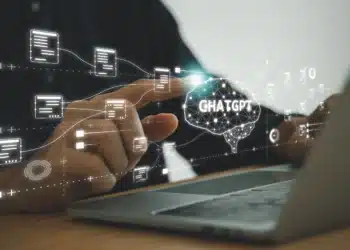 Pessoa usando ChatGPT no notebook para estudar, com interface digital representando organização de tarefas e análise de conteúdos.