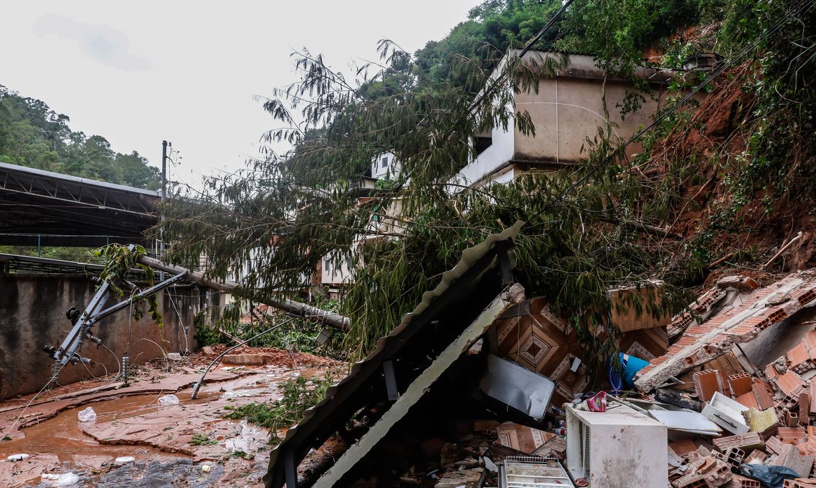 Deslizamento de terra e danos causados por chuvas em áreas residenciais de Minas Gerais.