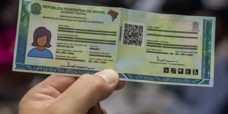 Carteira de identidade brasileira sendo segurada, representando a exigência de biometria para benefícios do INSS a partir de 2027.