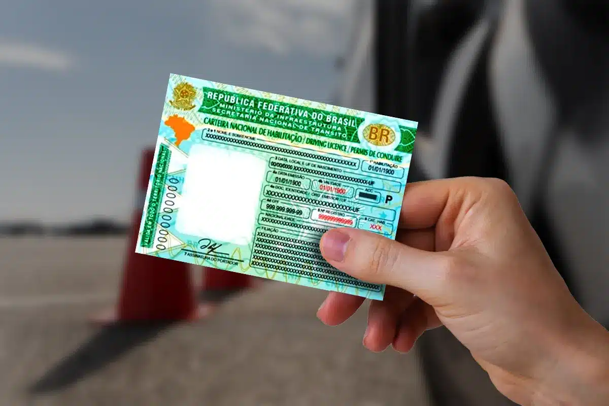 CNH brasileira sendo segurada representando o período de transição de documentos com biometria válida até 2027