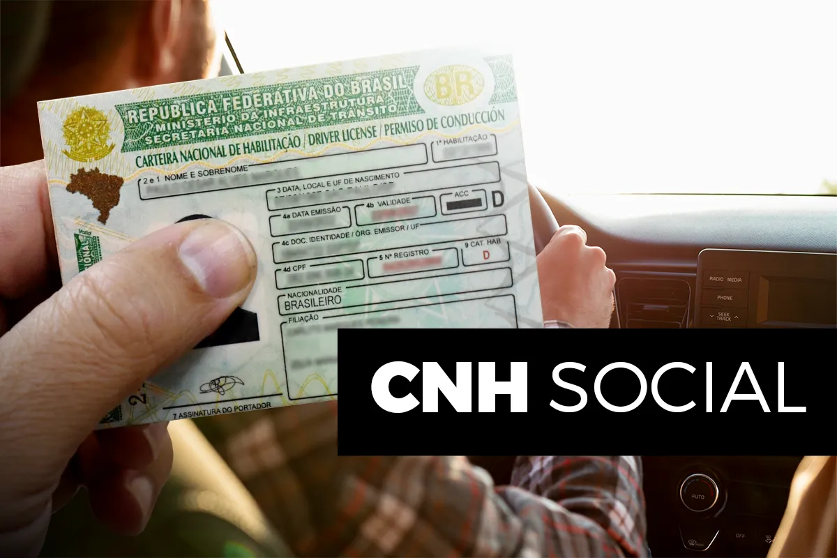 uma pessoa segurando a CNH Social do Brasil, com foco na carteira de motorista e um fundo de carro.