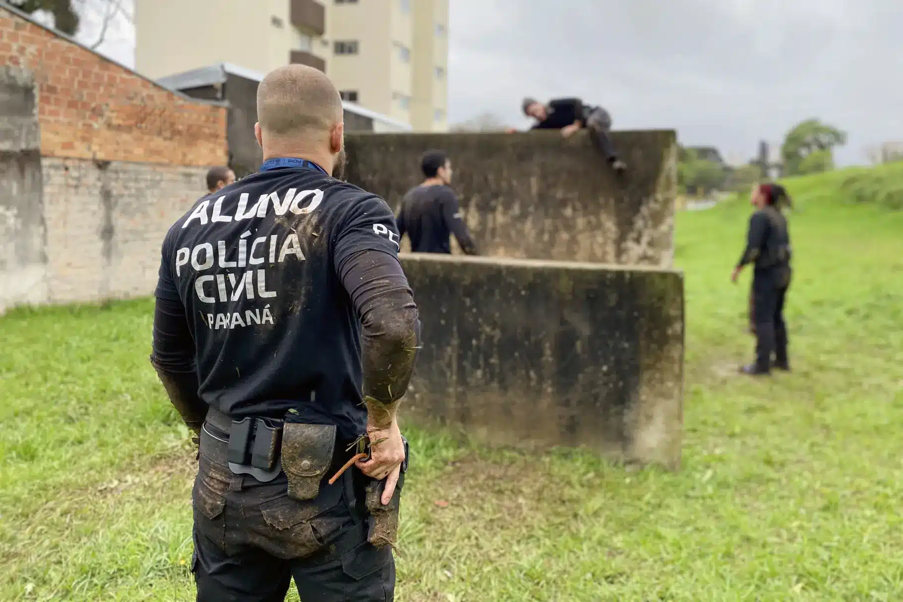 Aluno da Polícia Civil do Paraná durante treinamento, superando obstáculos