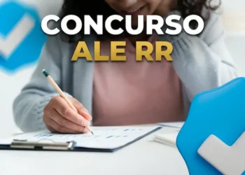 Candidata preenchendo formulário de concurso ALE RR com vagas abertas e altos salários.