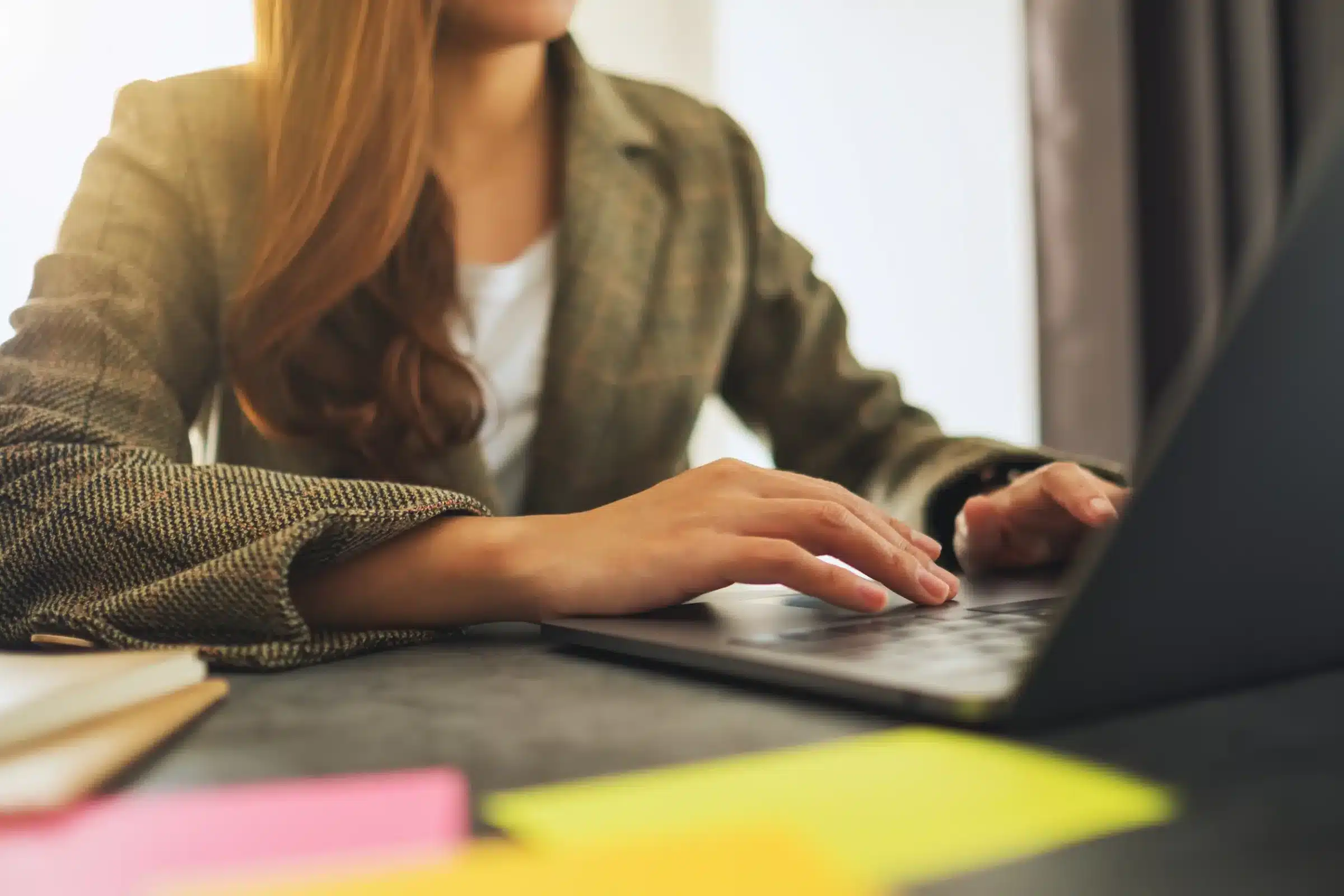 Pessoa realizando inscrição online em concurso público pelo notebook.