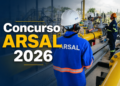 Técnicos com uniforme azul e capacete da ARSAL operam tubulações amarelas de gás em ambiente industrial.
