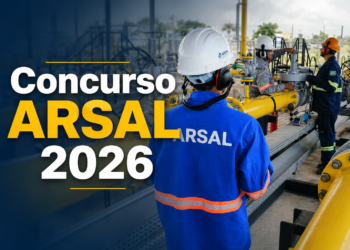 Técnicos com uniforme azul e capacete da ARSAL operam tubulações amarelas de gás em ambiente industrial.