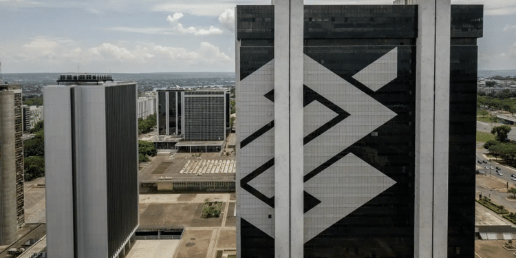 Vista aérea do edifício-sede do Banco do Brasil em Brasília, com o logotipo da instituição em destaque na fachada.