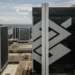 Vista aérea do edifício-sede do Banco do Brasil em Brasília, com o logotipo da instituição em destaque na fachada.