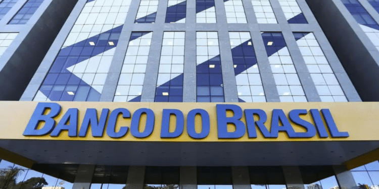 Edifício corporativo com fachada de vidro azul e amarelo com letreiro Banco do Brasil na entrada