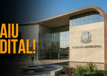 Imagem do prédio da Câmara Municipal com o texto 'Saiu Edital!' anunciando concurso público com salários de até R$ 8,3 mil e auxílio-alimentação de R$ 1.000, com inscrições abertas a partir de amanhã, 13.