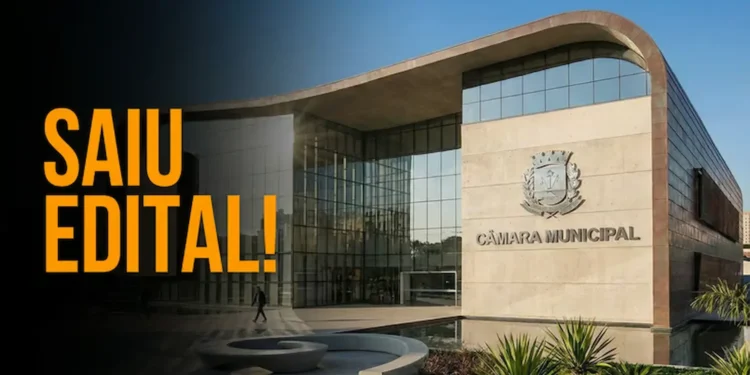 Imagem do prédio da Câmara Municipal com o texto 'Saiu Edital!' anunciando concurso público com salários de até R$ 8,3 mil e auxílio-alimentação de R$ 1.000, com inscrições abertas a partir de amanhã, 13.