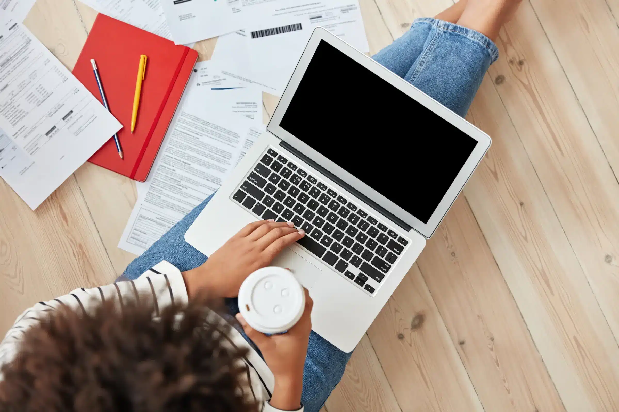 Pessoa no computador representando as inscrições para o concurso da Câmara Municipal.