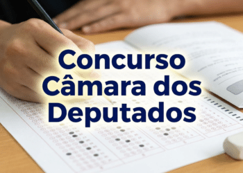 Mão com lápis preenche gabarito de prova com texto "Concurso Câmara dos Deputados" em destaque