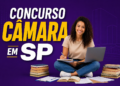 Jovem de cabelos cacheados estuda com laptop e livros, fundo roxo com texto "Concurso Câmara em SP"