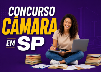 Jovem de cabelos cacheados estuda com laptop e livros, fundo roxo com texto "Concurso Câmara em SP"
