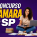 Jovem de cabelos cacheados estuda com laptop e livros, fundo roxo com texto "Concurso Câmara em SP"